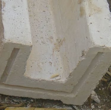 Detalhe da calha de agua pluvial nova em pedra do Centro de Criação em Suask, Croácia