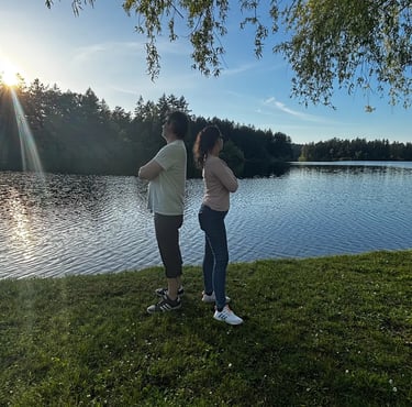 Pareja distanciada junto a un lago, imagen representativa de divorcio y separación