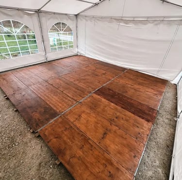 plancher de réception sous un barnum pour événement