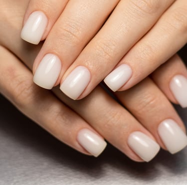 Uñas con acabado rosa pálido y brillo natural, manicura limpia con base rubber fortalecedora.