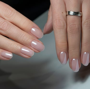 Uñas con acabado rosa pálido y brillo natural, manicura limpia con base rubber fortalecedora.