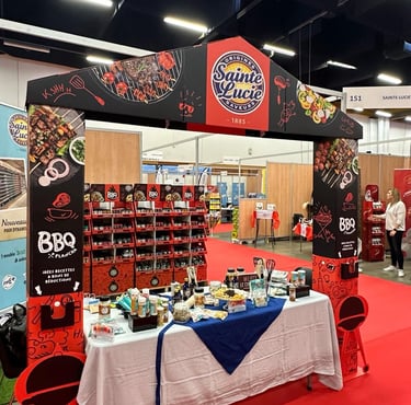 Photo d'un stand avec une arche et des box produits personnalisés