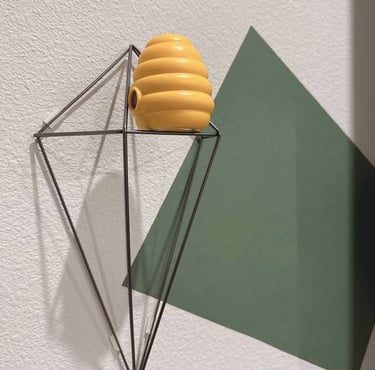 Cute bee paper clip holder with magnetic lid