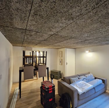 Plafond ancien avant rénovation à Lumbin (38) – pièce de vie