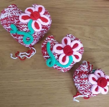 Verschillende maten harten met gepunnikte bloemen