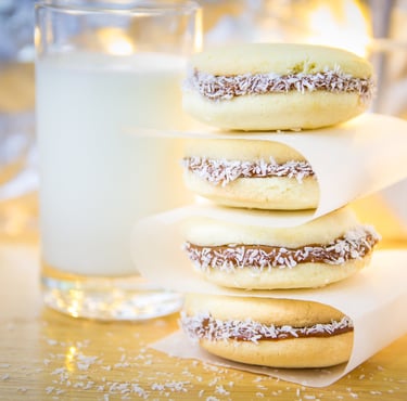 cuatro alfajores en torre y vaso de leche
