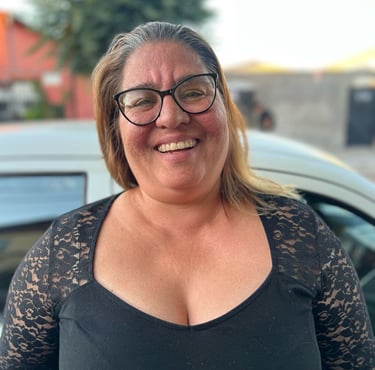 a woman with glasses and a black top apoderada en escuela de karate 