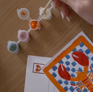 main peignant une carte numérotée avec kit de peinture Art Frangipane