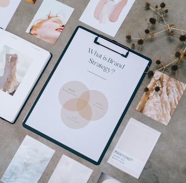 Photo illustrant un univers graphique et une palette de couleurs pour le service d'identité visuelle