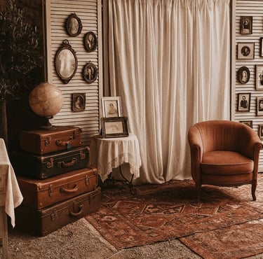Coin Photobooth valises anciennes, fauteuil vintage, cadres anciens, tapis persan