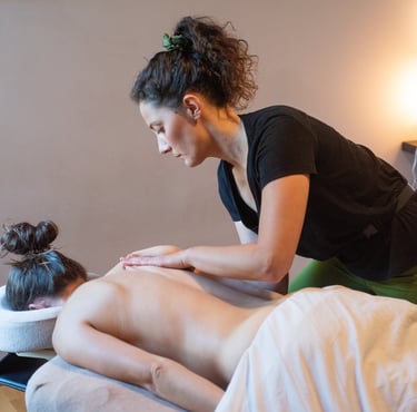Masseuse qui fait un décollement d'omoplate avec femme allongée sur le ventre