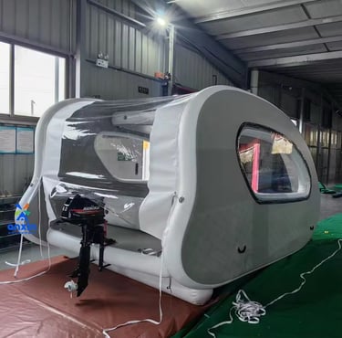 قارب مطاطي أبيض بتصميم جانبي مفتوح ونوافذ بيضاوية مع مقاعد داخلية، مناسب للجولات المائية العائلية