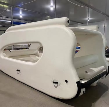 قارب مطاطي مبتكر بتصميم مستطيل يحتوي على مقاعد داخلية مريحة ولون أبيض مع حواف سوداء للحماية