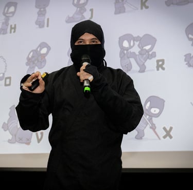 Ninja com microfone no palco