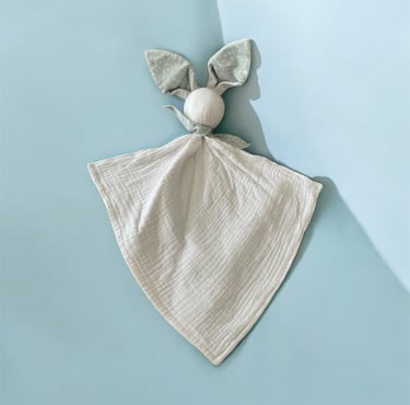 dudou plat fait main en double gaze de coton blanc et bleu a fleur pissenlit