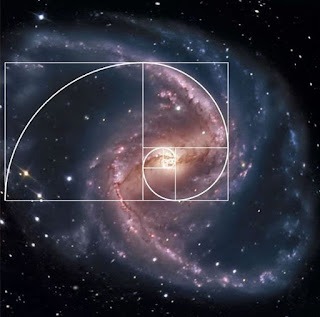 Una galaxia espiral en el espacio exterior superpuesta con espiral de la proporción Áurea