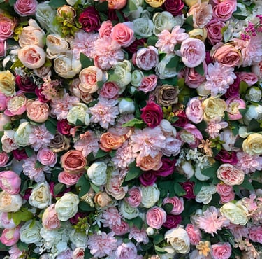 une composition florales avec des roses de toutes les couleurs