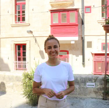 Ana Maria from Desde Malta using white t-shirt
