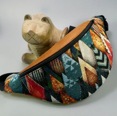 un sac banane en tissus jacquard multicolore avec motifs de montagnes stylisées