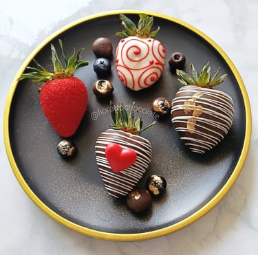 Fresas frescas cubiertas con chocolate oscuro y decoración gourmet – Fioratto Chocolate