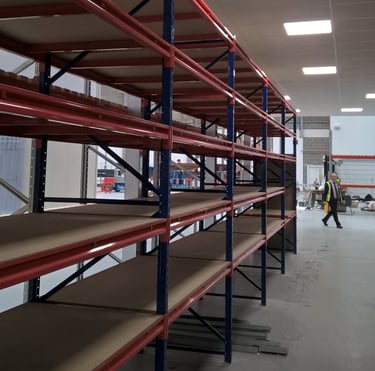 Long Span Shelving in Warehouse Stockroom