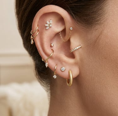 תקריב של אוזן עם מספר פירסינגים מזהב ויהלומים, כולל הליקס, טראגוס ותנוך