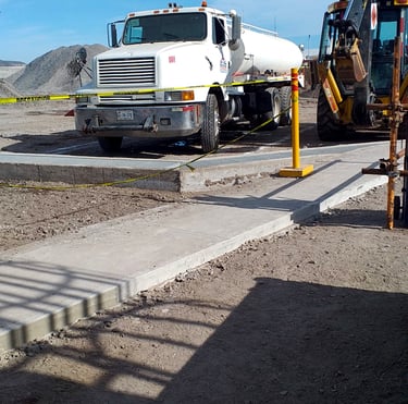 Camión de agua potable de Pipas Rubio brindando sus servicios en una construcción