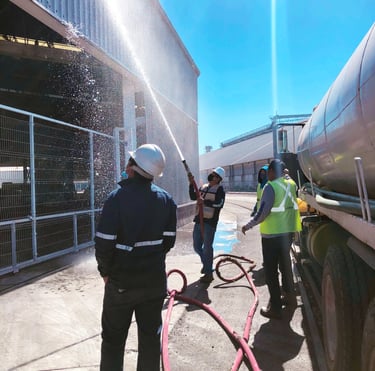 Trabajadores de Pipas Rubio utilizando pipa de agua potable
