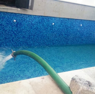 Pipa de agua potable de Pipas Rubio llenando una alberca