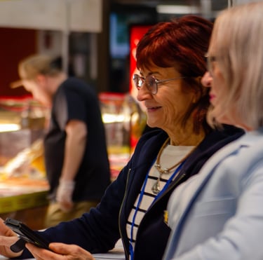 Nainen messuosastolla tapahtumassa – yritystapahtuman kuvaus