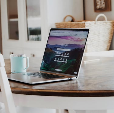 Un ordinateur portable ouvert sur une table avec une tasse de café