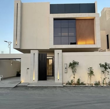 نباتات وباب وجدار منزل ابيض من الخارج فلل بالمدينة المنورة
