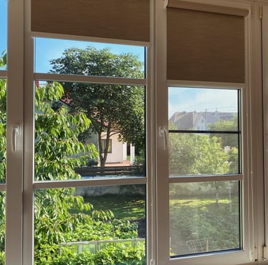 alt="Klasikiniai roletai iš vientiso audinio moderniame interjere"