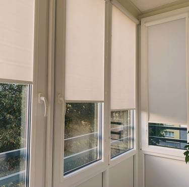 alt="Klasikiniai roletai iš vientiso audinio moderniame interjere"