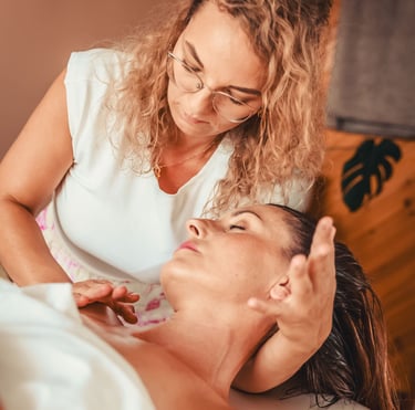 Emilia Tura wykonuje masaż w Jaworznie, metodą Lomi Lomi Bodywork