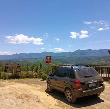 Hyundai Tucson em trilha de montanha durante aventura em família