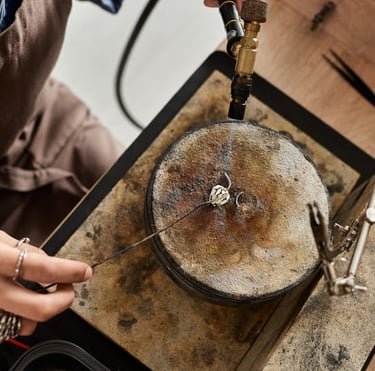 Joyero creando joyeria artesanal en un taller