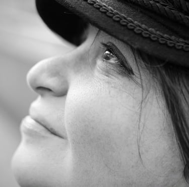 Portrait d'une femme, naturelle, levant les yeux au ciel , 