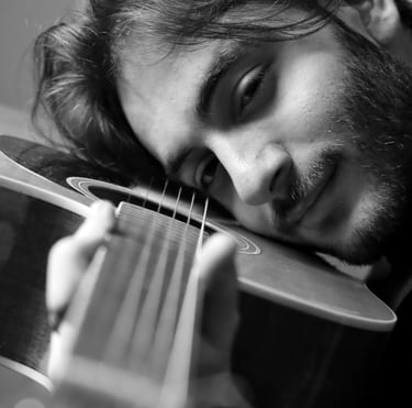 Portrait guitaristes, homme, en studio à Brunoy 