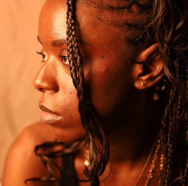 Photo Portrait studio Brunoy, lumière chaude sur jolie femme noir 