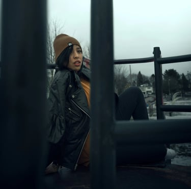 Mujer con gorro y chaqueta negra posando en parque urbano en Pensilvania, fotografía de retrato.