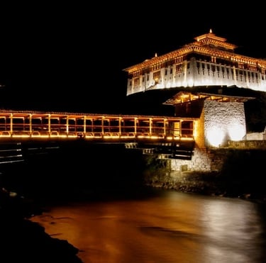 night-photography-with-cantillever-brdige-rinpung-dzong-fortress-national-museum-in-paro-valley