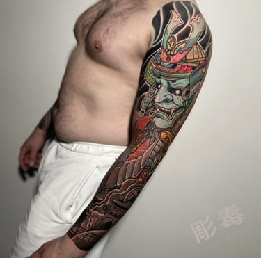 Tatuaggio a maniche lunghe in stile giapponese con una maschera di samurai eseguito da Horidoku 
