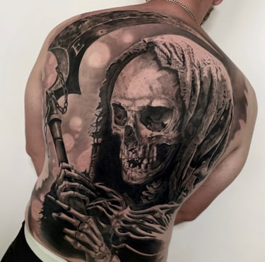 Tatuaggio dettagliato di un teschio con cappuccio eseguito da Horidoku 