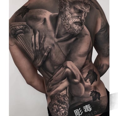 Tatuaggio realistico nero e grigio dettagliato di una statua greca eseguito da Horidoku 