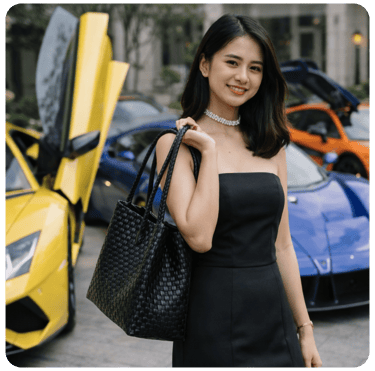 Tas anyaman jali jali warna hitam handmade premium Craftvitas Indonesia, ditampilkan oleh model wanita dengan gaya elegan