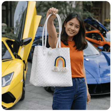Tas anyaman jali jali warna putih handmade dengan aksen gantungan pelangi, produk Craftvitas Indonesia