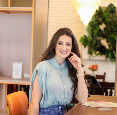 Foto da nutricionista em Jaraguá do Sul, Kamila Kuester, sorrindo com blusa azul
