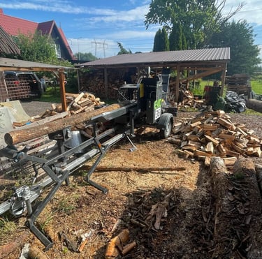 Malkų pjovimas ir skaldymas miške ar sodyboje su mobiliuoju Pilkemaster EVO 36 procesoriumi.