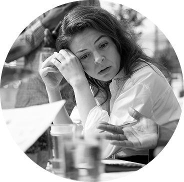 Mulher preocupada com as contas da sua empresa